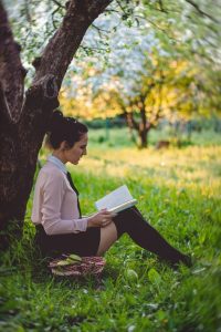 Frau im Gras mit Buch