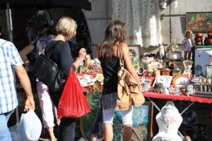 Frauen am Flohmarkt