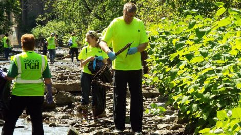 Ehrenamtliche beim Bach reinigen