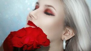Beauty Trendreport Herbst/Winter 2020/2021 Frau mit Rose